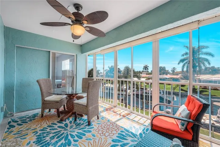 Sunroom / solarium with ceiling fan
