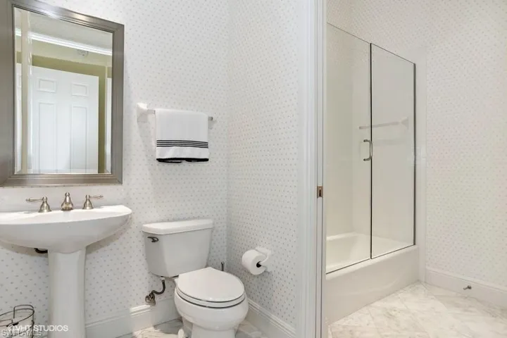 Middle Full Bath