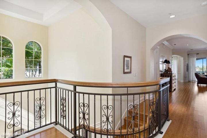 Uppere Hall & railing