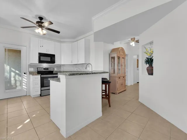 Kitchen with breakfast bar