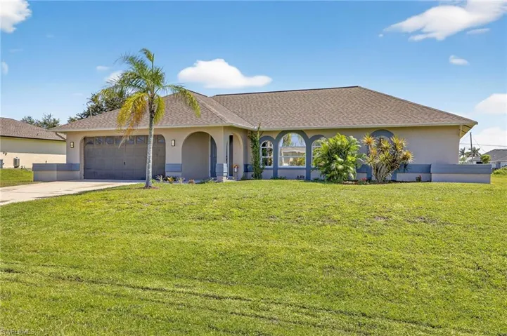 TRIPLE LOT - PLENTY OF ROOM TO ADD A POOL - CLOSE TO RESTAURANTS, SHOPPING AND SCHOOLS.