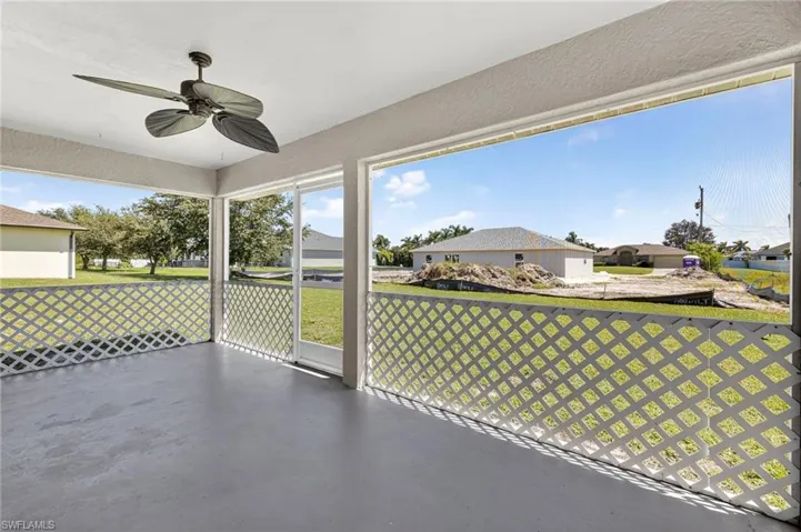 BIG SCREENED LANAI.
