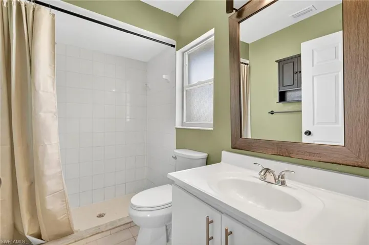 PRIMARY EN-SUITE BATHROOM