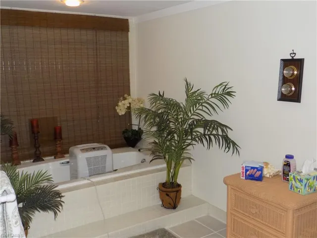 MASTER BATHROOM WITH  CRAFTMANSHIP