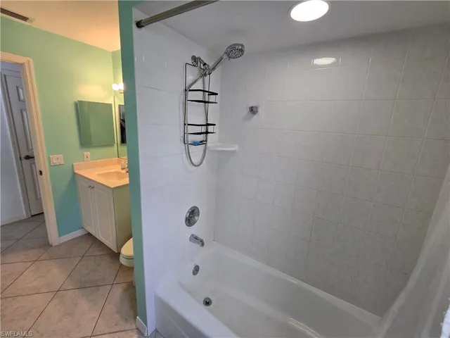 Main Bath Tub-Shower Combo!