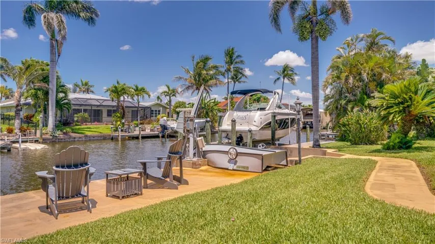 Walk out to your own private dock with space to watch the boaters go by and the wildlife!