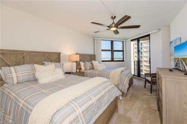 Large guest bedroom fits 2 queen beds