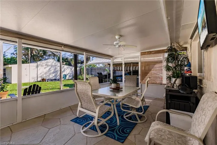 Sunroom / solarium with ceiling fan