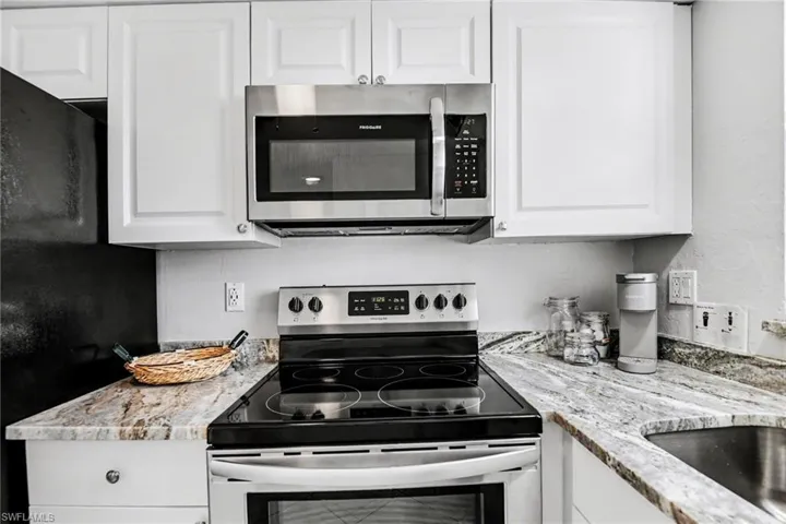 UPDATED KITCHEN W/STAINLESS STEEL APPLIANCES