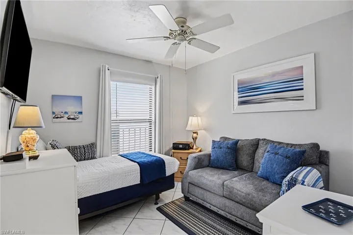GUEST BEDROOM W/SOUTHERN EXPOSURE LIGHT