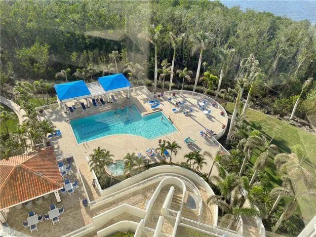 Horizons pool area
