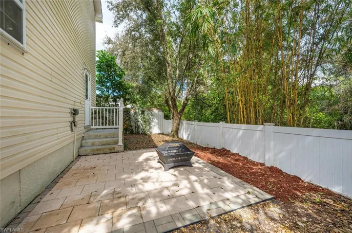 210  Leawood  CIR, Naples, FL 34104