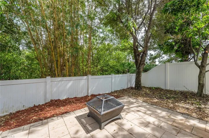 210  Leawood  CIR, Naples, FL 34104
