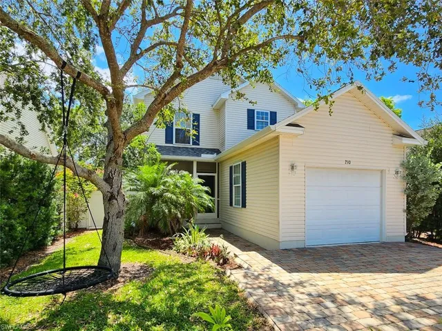 210  Leawood  CIR, Naples, FL 34104