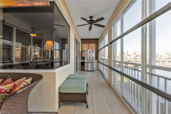 Sunroom / solarium with ceiling fan