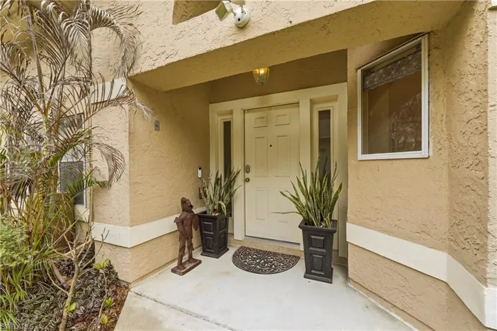 Recessed entryway featuring a paneled door, sidelight window, and an overhead light fixture