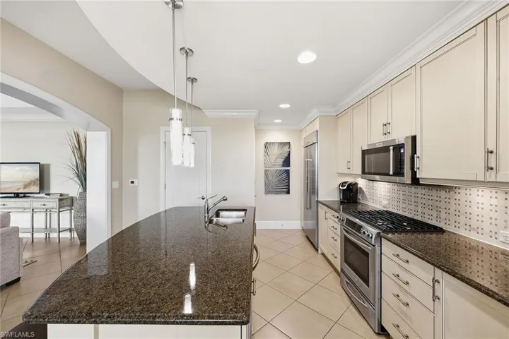 9123 Strada Pl 7207, Naples, Florida 34108