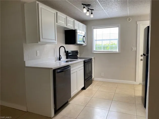 2084  Monroe  AVE, Naples, FL 34112