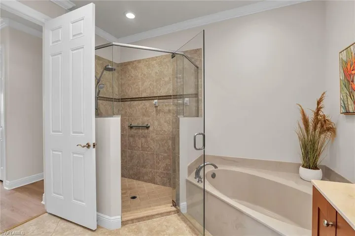 3053 Aviamar CIR # 104, NAPLES FL 34114