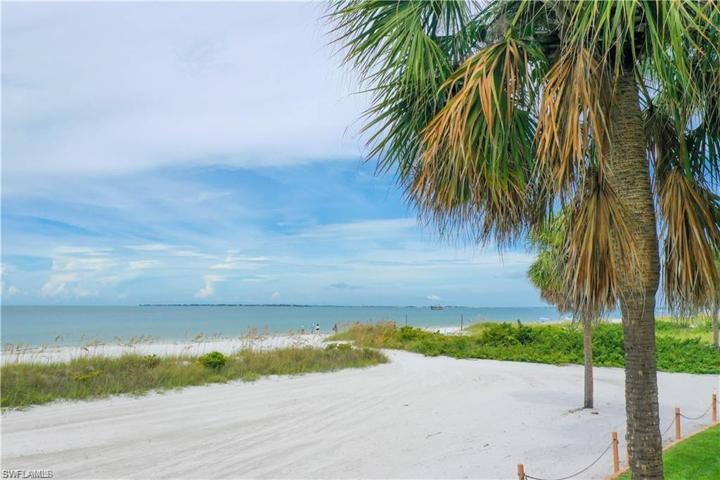 Direct beachfront complex