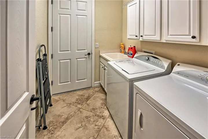 9215 Veneto Ln, Naples, Florida 34113