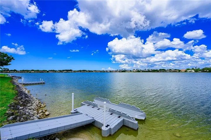Dock with 2 kayaks! You can fish on this lake!