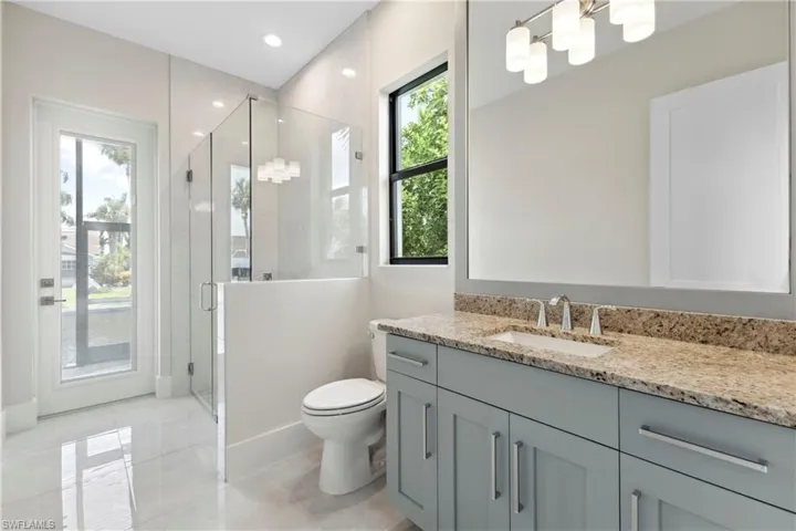 2nd Bathroom/Pool bath