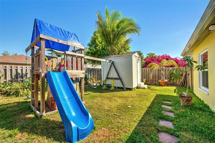 15627  Sunny Crest  LN, Fort Myers, FL 33905