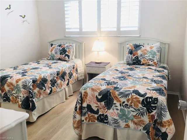 Guest room with twin beds, closet