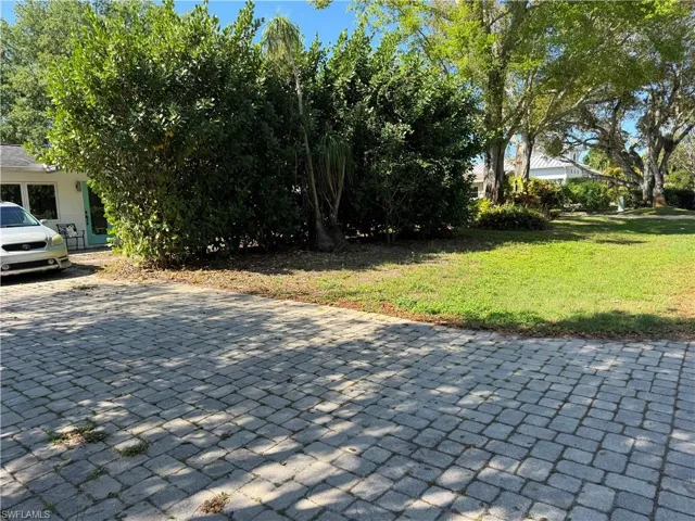 1180  Diana  AVE, Naples, FL 34103