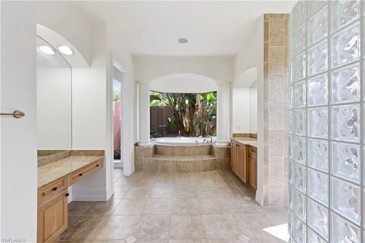 1687 Persimmon Dr, Naples, Florida 34109