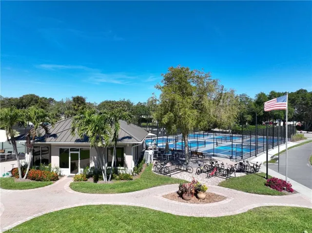 1687  Persimmon  DR, Naples, FL 34109