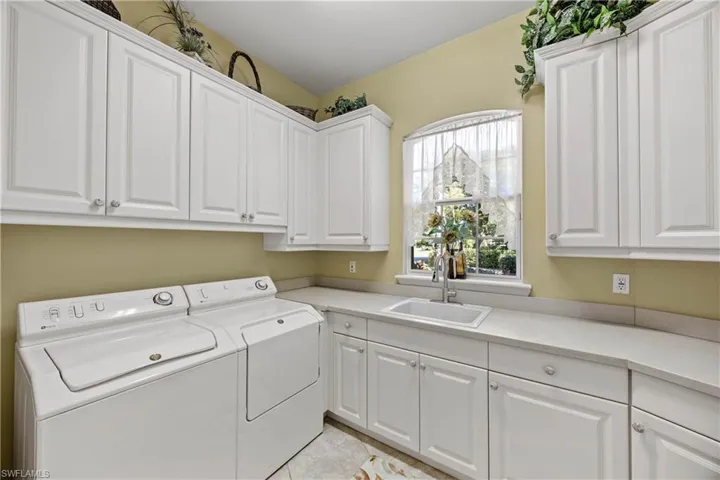 1687  Persimmon  DR, Naples, FL 34109