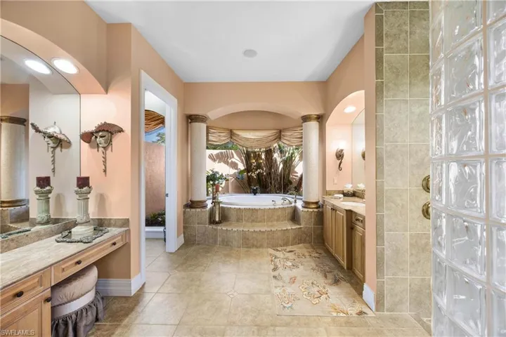 1687  Persimmon  DR, Naples, FL 34109
