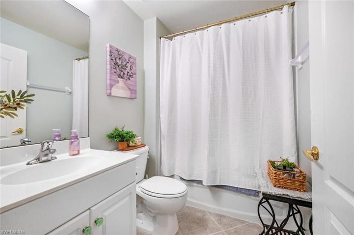 Guest Bathroom with shower/bath tub