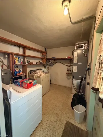 Laundry area with heating unit and washing machine and clothes dryer