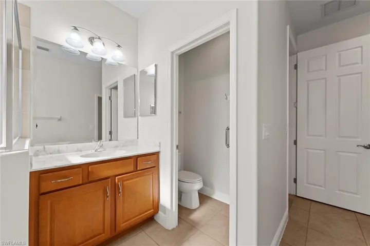 Master bath w/private water closet