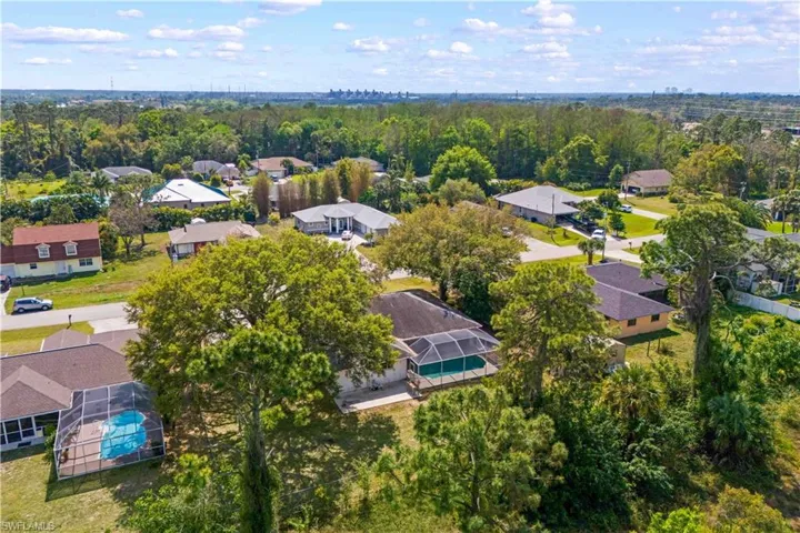 Birds eye view of property featuring a residential view