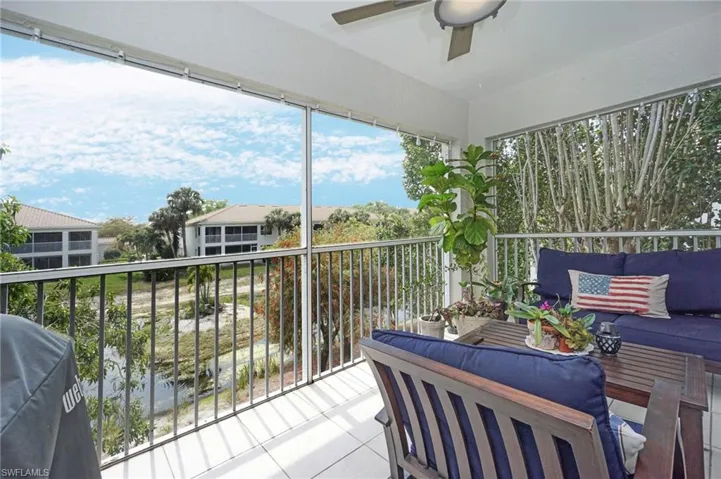 Sunroom featuring outdoor lounge area and ceiling fan