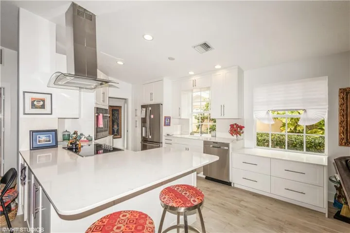 BRIGHT HAPPY MODERNKITCHEN