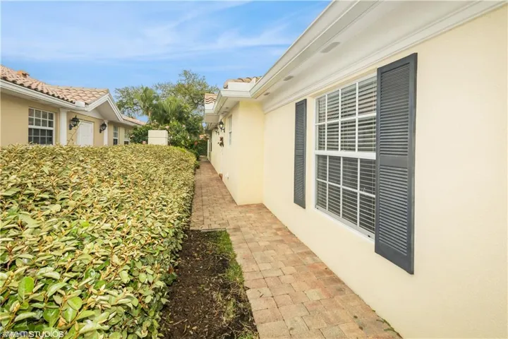 5715  Drummond  WAY, Naples, FL 34119