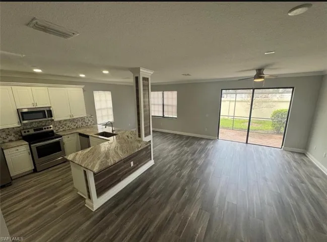 7614 Bristol Cir, Naples, Florida 34120