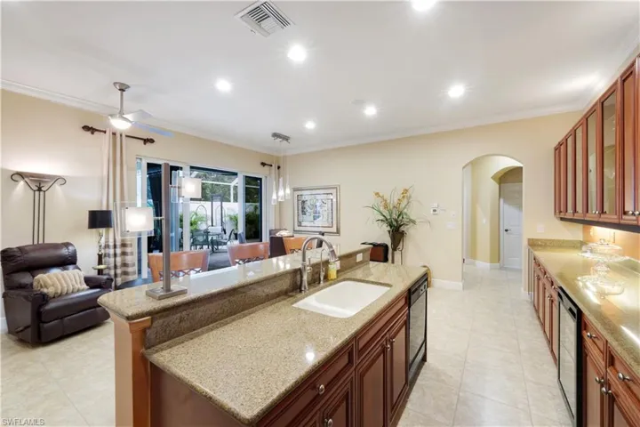 CENTER ISLAND/BREAKFAST BAR