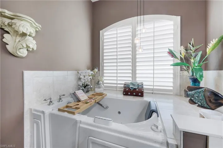 LAKE VIEW FROM YOUR SOAKING TUB