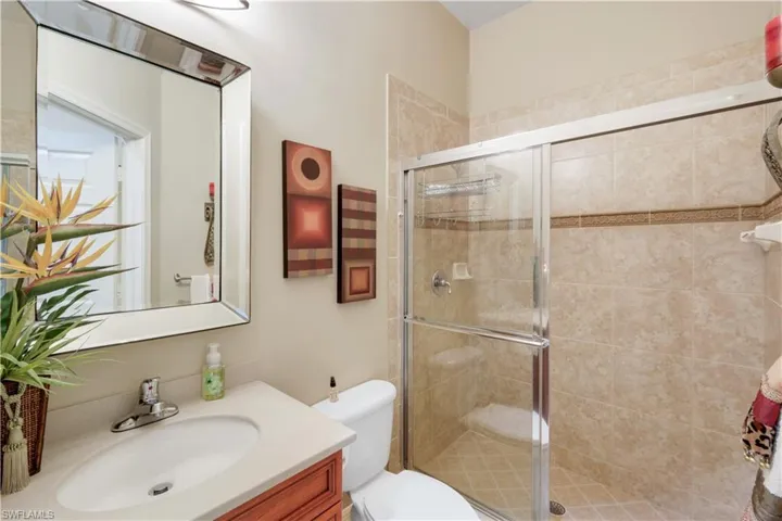 GST BATH IN MAIN HOUSE-LGE WALK IN SHOWER W/DECO TILE