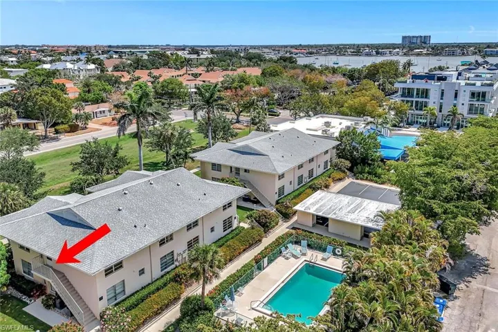 Bird's eye view of a pool and a nearby body of water