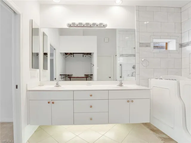 2415  Bayou  LN, Naples, FL 34112