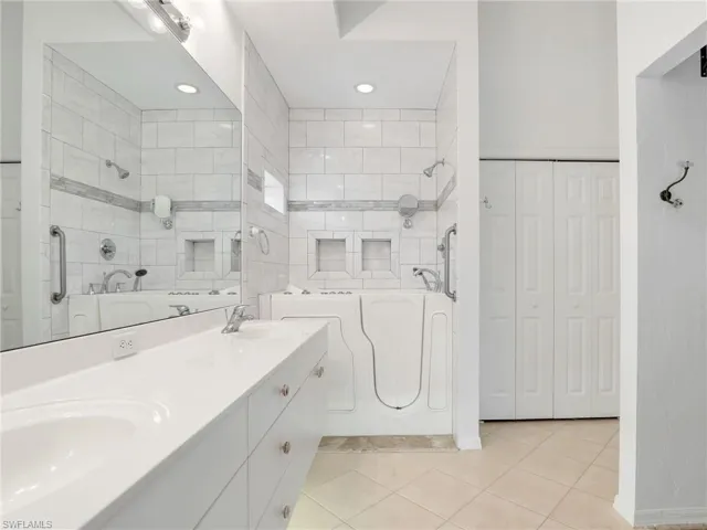 2415  Bayou  LN, Naples, FL 34112