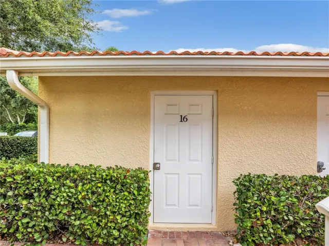 2415  Bayou  LN, Naples, FL 34112
