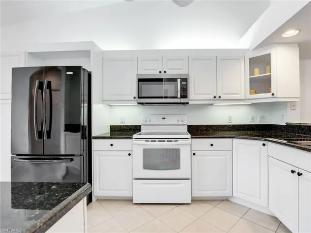 2415  Bayou  LN, Naples, FL 34112